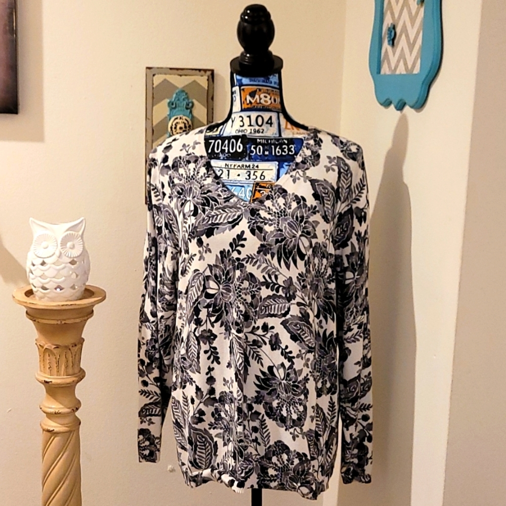 Croft&Barrow Woman's 1X Lightweight Floral Black*White Pattern Sweater